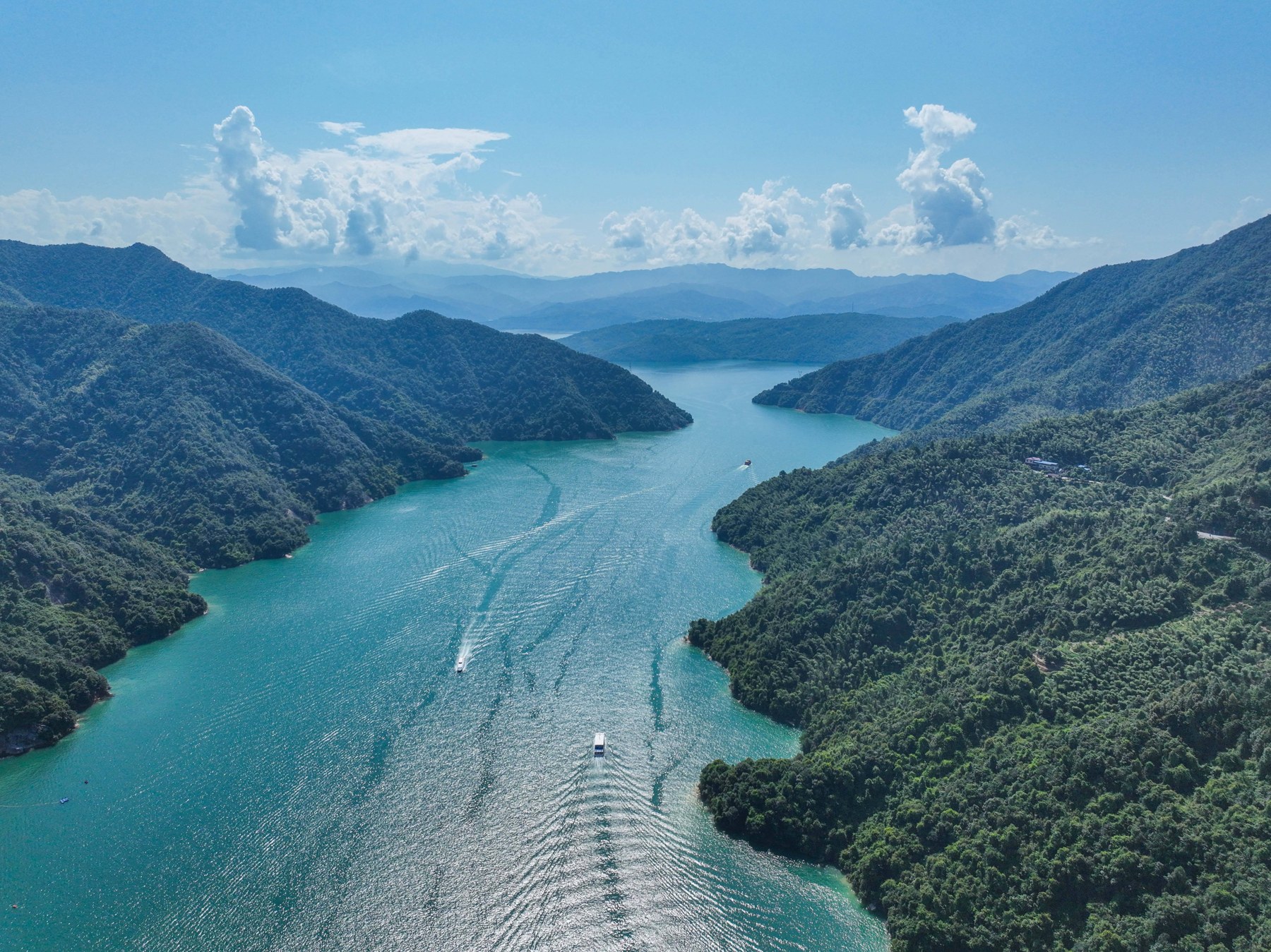 东江湖白天实景，蓝绿湖水在群山之间延伸