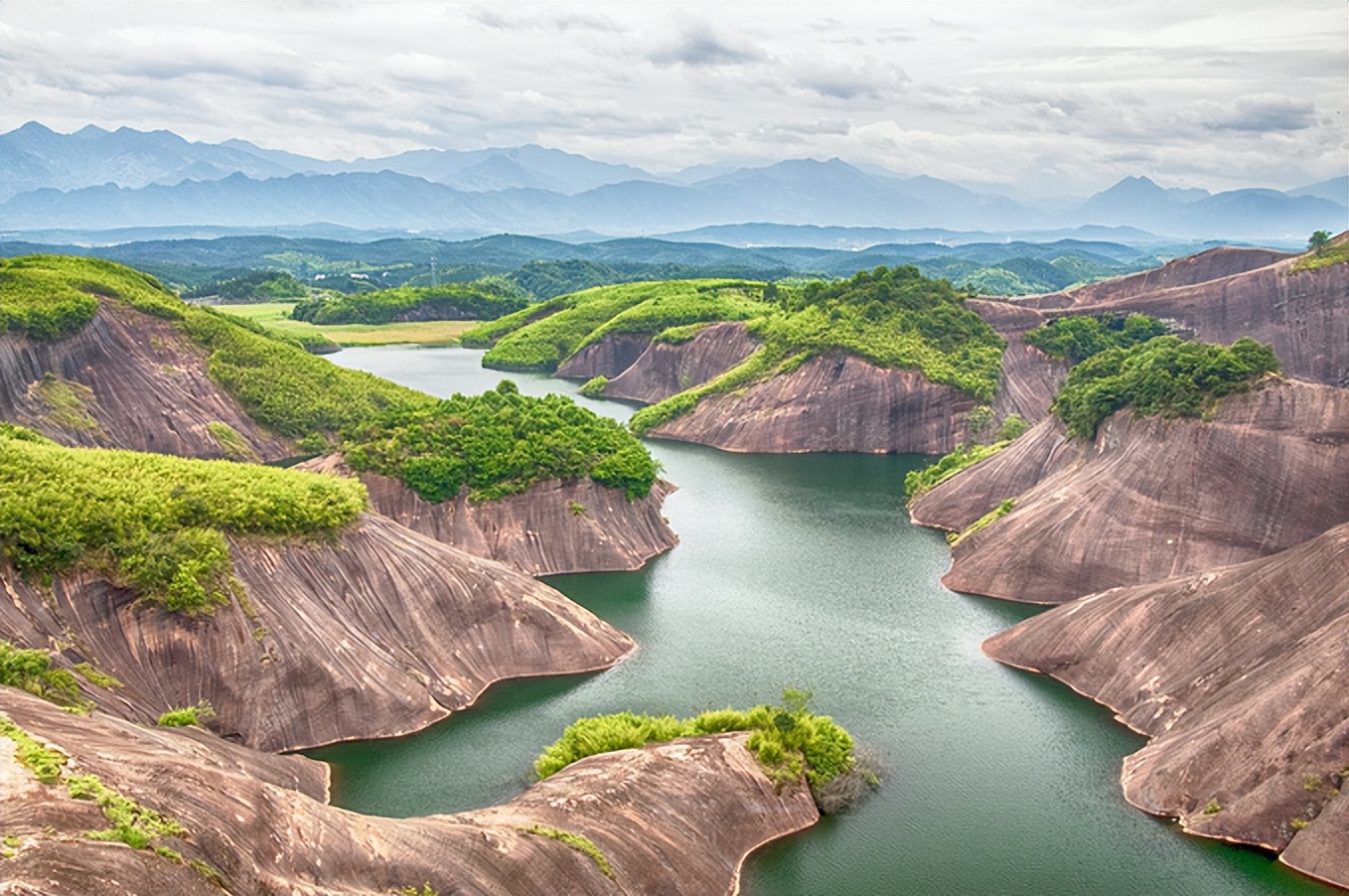 高椅岭丹霞岩壁与绿色水湾