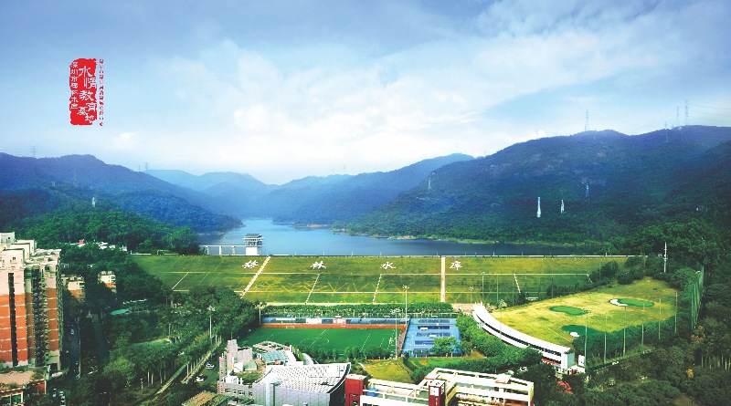 深圳梅林水库，绿色草坡、湖面与青山